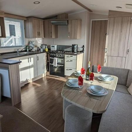 Отель Sleeps 6 Modern And Bright Caravan Littlesea Haven Уэймут Экстерьер фото