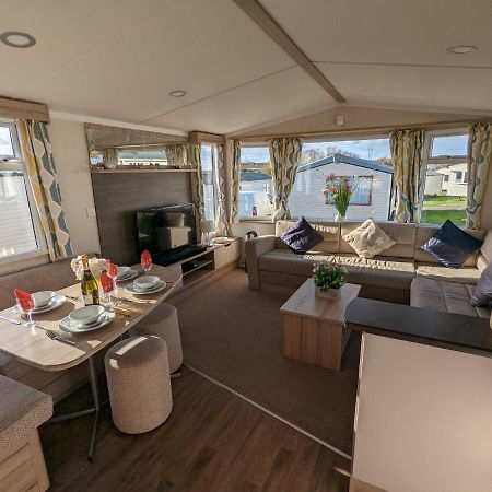 Отель Sleeps 6 Modern And Bright Caravan Littlesea Haven Уэймут Экстерьер фото