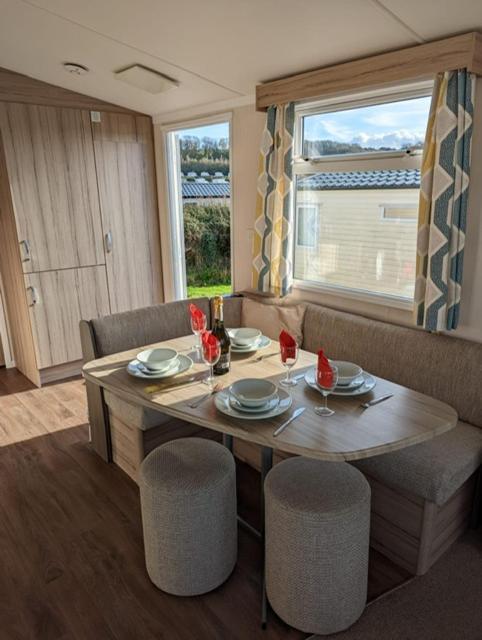Отель Sleeps 6 Modern And Bright Caravan Littlesea Haven Уэймут Экстерьер фото