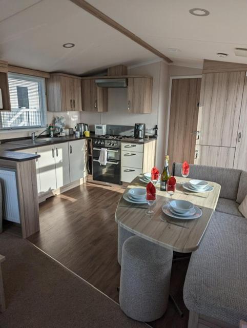Отель Sleeps 6 Modern And Bright Caravan Littlesea Haven Уэймут Экстерьер фото