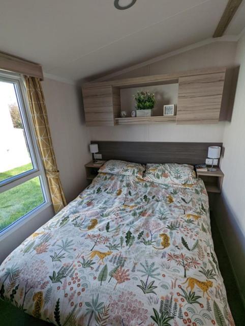 Отель Sleeps 6 Modern And Bright Caravan Littlesea Haven Уэймут Экстерьер фото