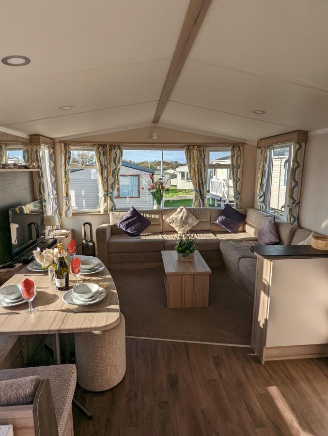 Отель Sleeps 6 Modern And Bright Caravan Littlesea Haven Уэймут Экстерьер фото